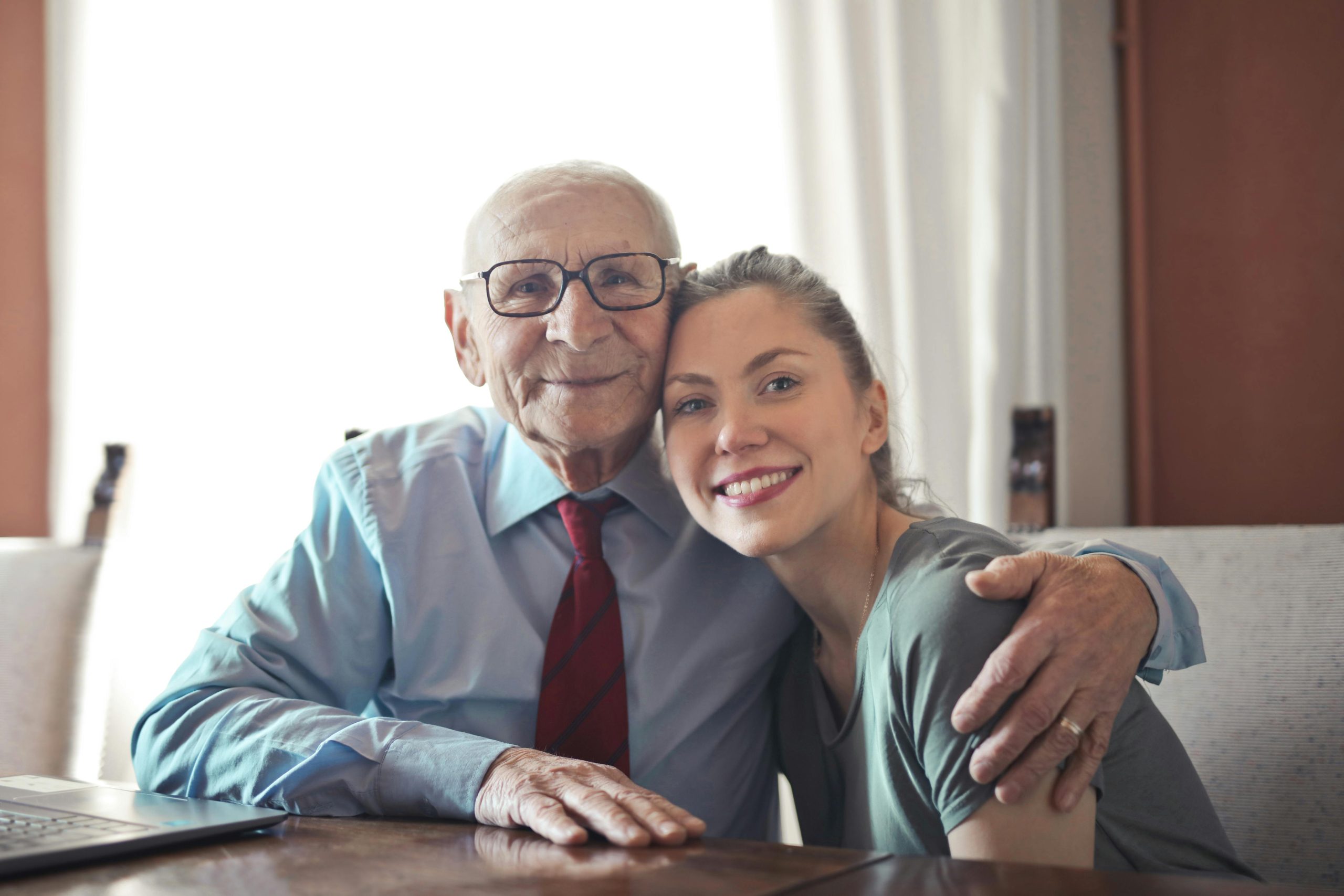 On peut voir une photo du grand-père de la créatrice et de la créatrice elle-même